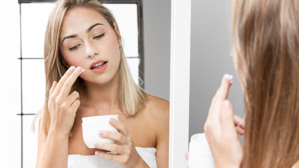 Этапы нанесения уходовой косметики на лицо